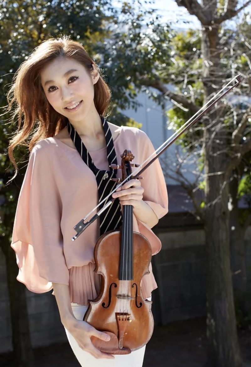 バイオリンを持った女性